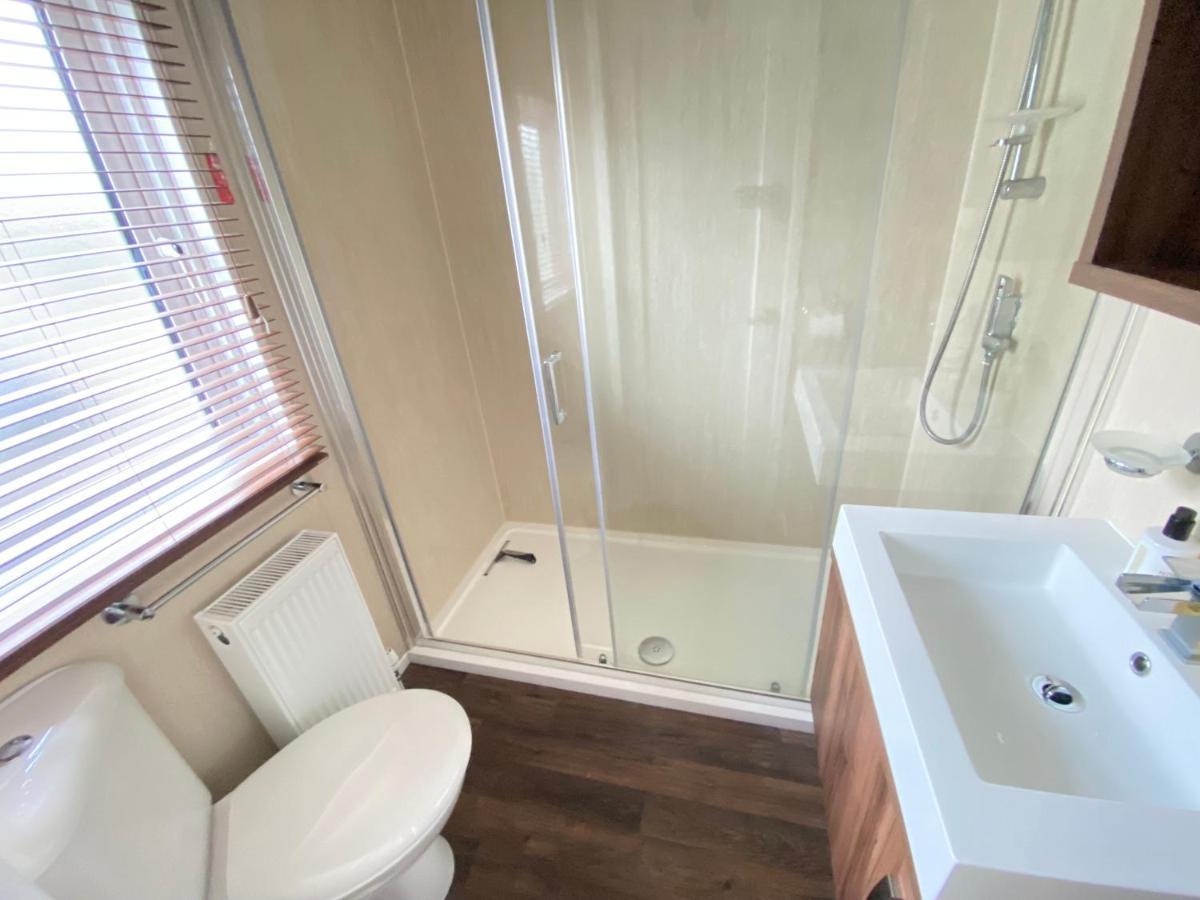 Wildflower, Premium Plus Hot Tub Lodge South Cerney Exterior foto