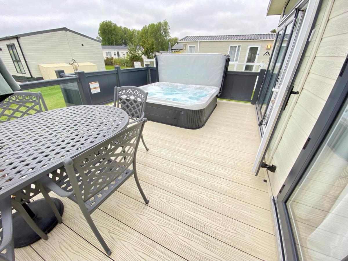 Wildflower, Premium Plus Hot Tub Lodge South Cerney Exterior foto