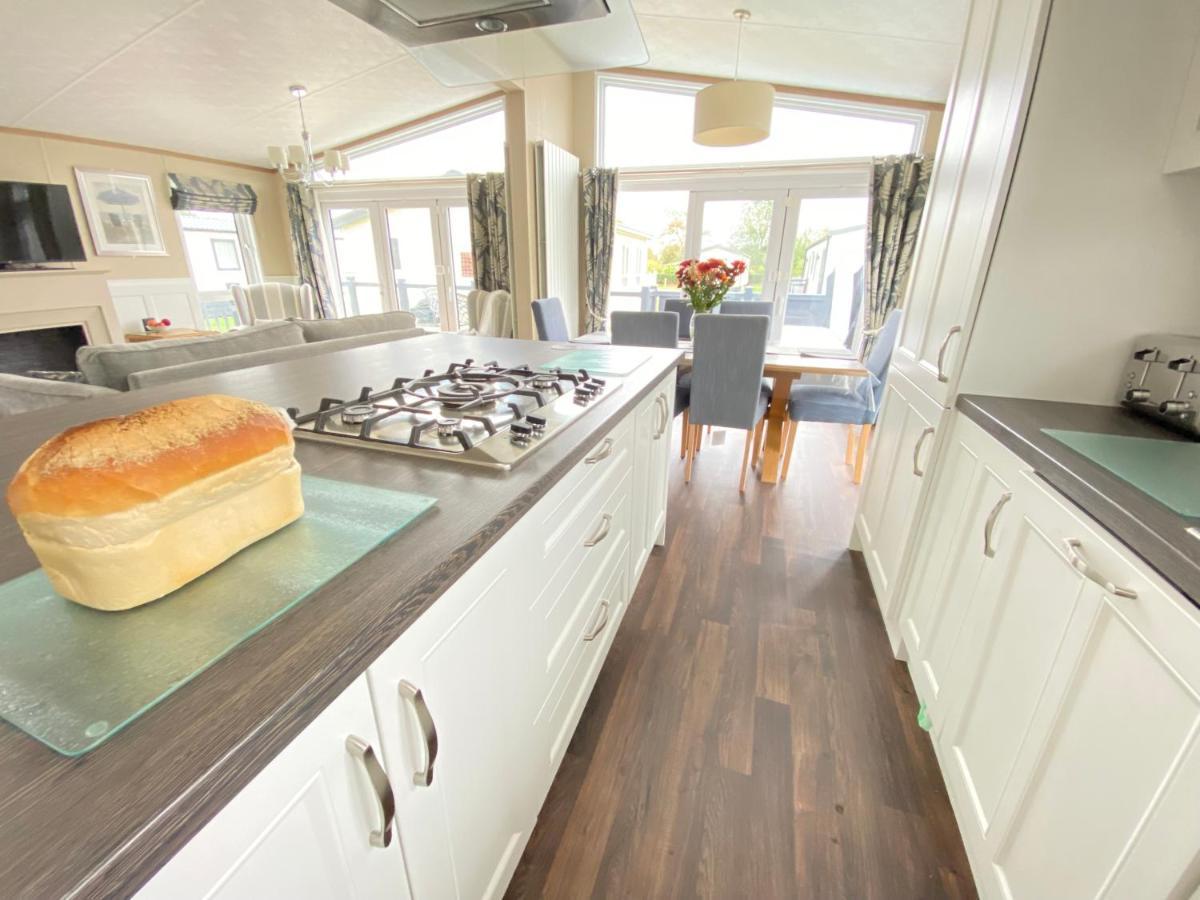 Wildflower, Premium Plus Hot Tub Lodge South Cerney Exterior foto