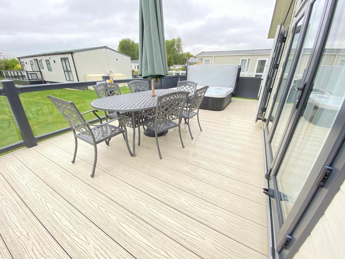 Wildflower, Premium Plus Hot Tub Lodge South Cerney Exterior foto