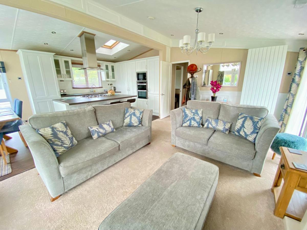 Wildflower, Premium Plus Hot Tub Lodge South Cerney Exterior foto