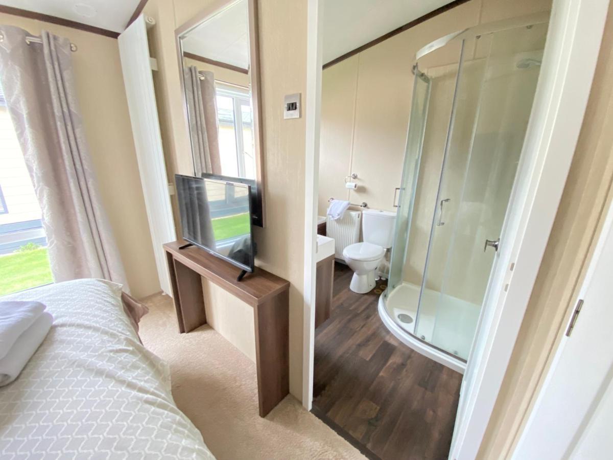 Wildflower, Premium Plus Hot Tub Lodge South Cerney Exterior foto