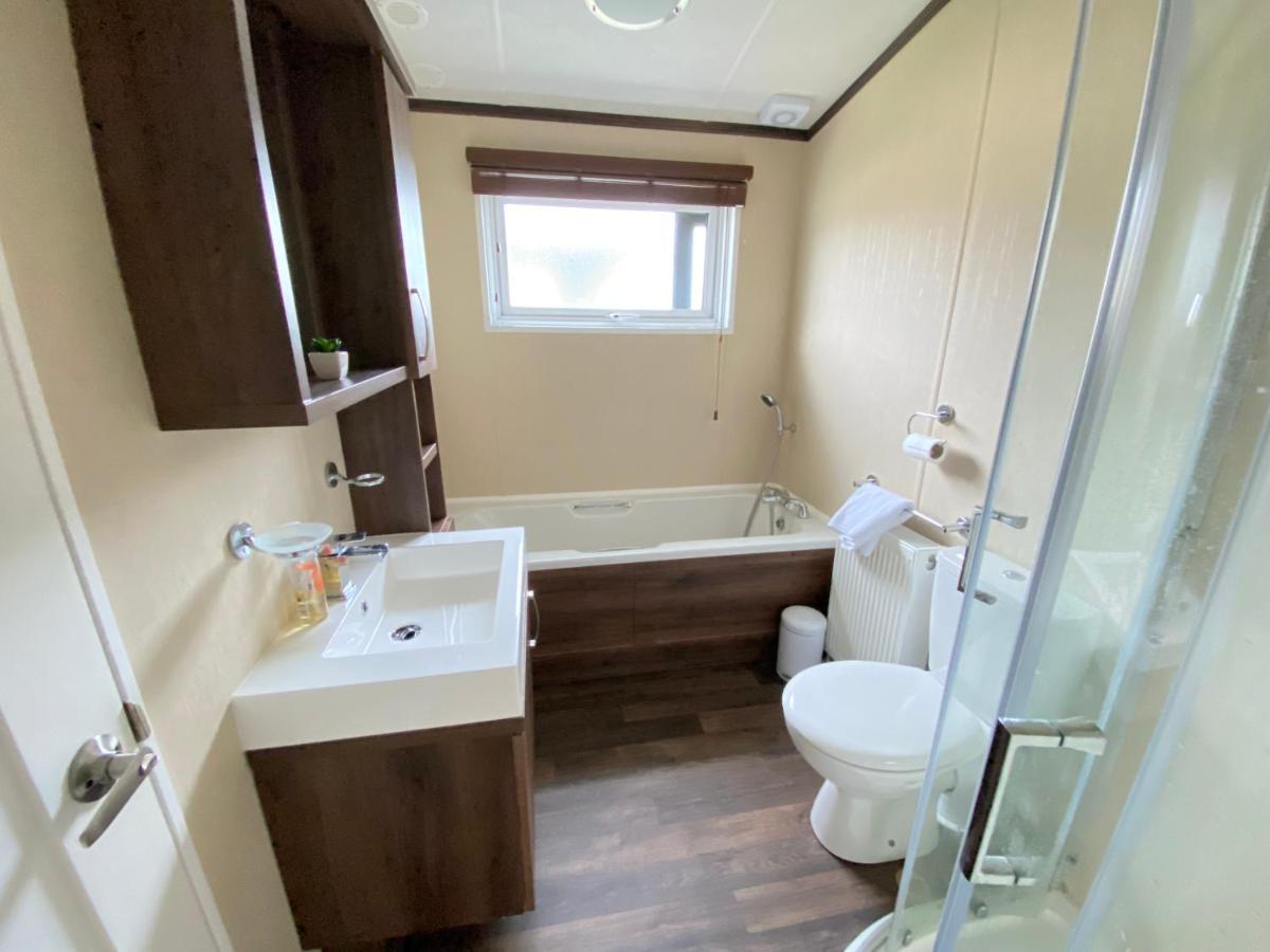 Wildflower, Premium Plus Hot Tub Lodge South Cerney Exterior foto