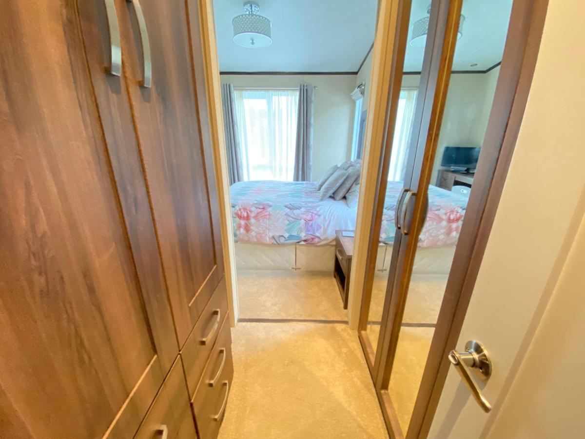 Wildflower, Premium Plus Hot Tub Lodge South Cerney Exterior foto