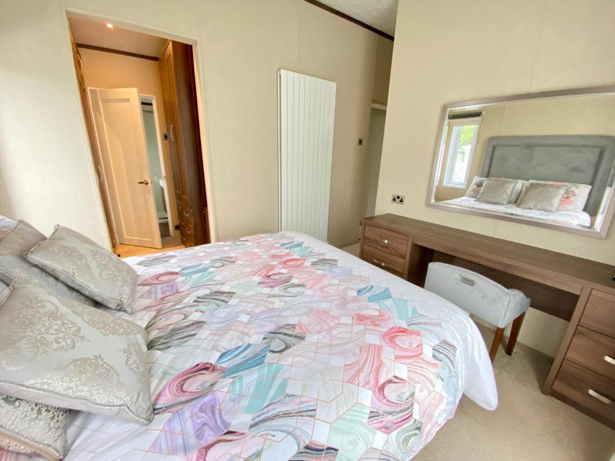 Wildflower, Premium Plus Hot Tub Lodge South Cerney Exterior foto
